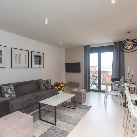 21 B Apartment *